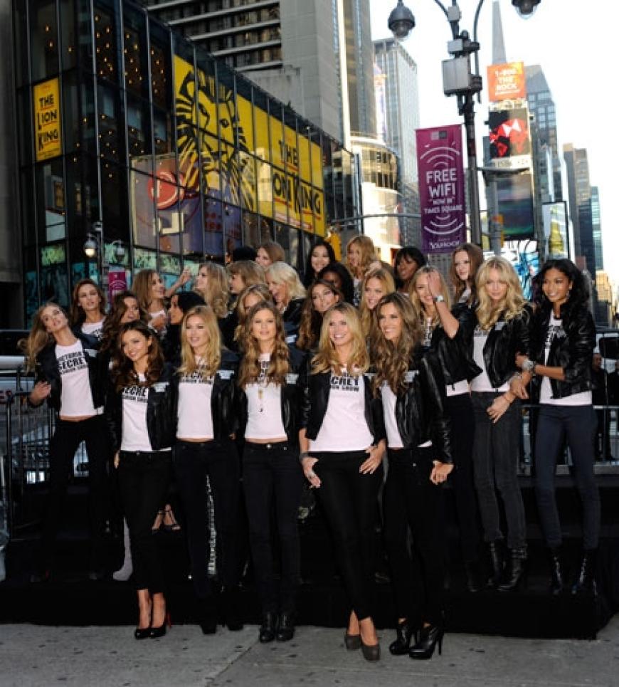 Traumfrauen mit Flügeln: In diesem Jahr werden die frischgebackenen Topmodel-Mamis Karolina Kurkova und Adriana Lima nicht mitlaufen. Dafür präsentiert