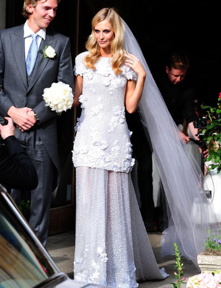 Was für eine Braut! Poppy Delevingne in einer traumhaften Robe aus dem Hause Chanel. Allerdings kommt uns dieses Kleid ziemlich bekannt vor ...