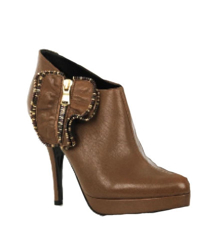 Klotzen statt Kleckern lautet die Devise: Ankle Boots von Juicy Couture über net-a-porter. com, ca. 370 Euro