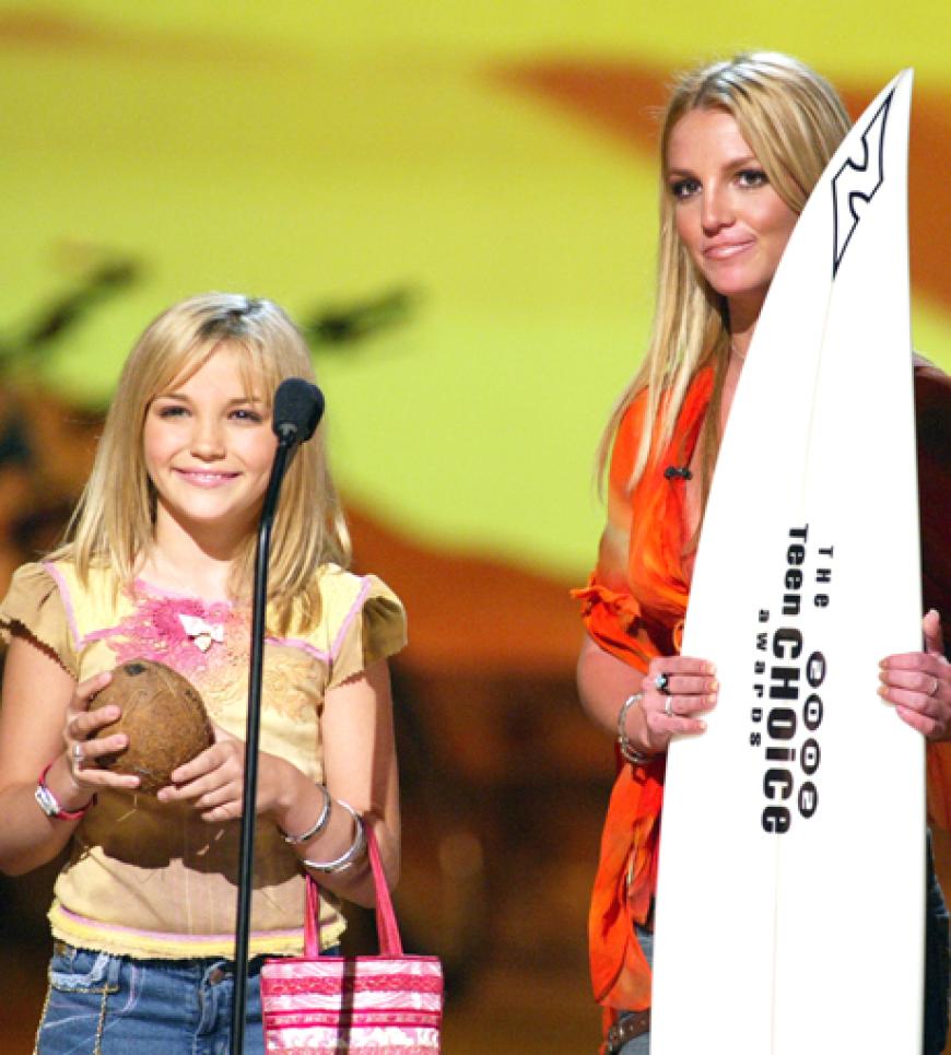 Auf Trophäenjagd: Brit mit ihrer jüngeren Schwester Jamie-Lynn bei den Teen Choice Awards 2002