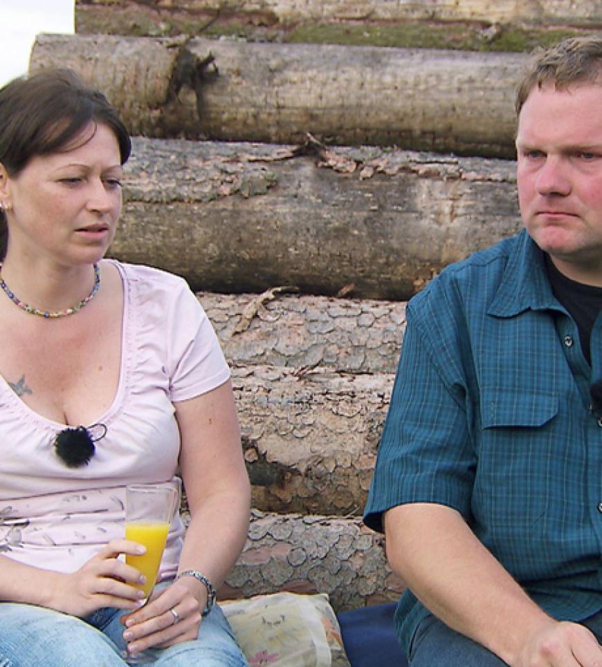Bei Martin und Cornelia läuft es nicht so gut. Bei einem Picknick möchte er mit ihr die Zukunft besprechen. Die Verwaltungsfachangestellte ist sich sicher:
