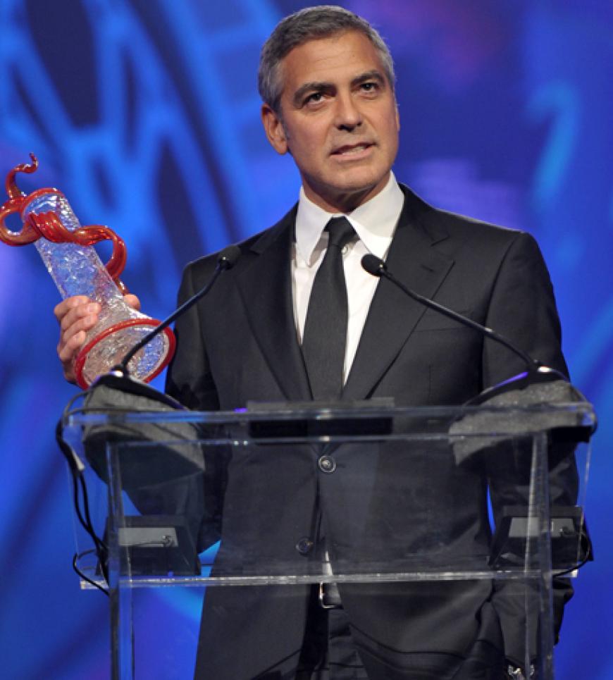 George Clooney bekam einen Ehrenpreis. Der Schauspieler wurde mit dem Chairman's Award ausgezeichnet, denn er ist “ein perfekter Schauspieler, Regisseur, Produzent und Drehbuchautor, der bewiesen hat, dass kein Bereich der Filmindustrie außerhalb seiner Reichweite liegt“, begründete Festivalvorsitzender Harold Matzner. Wir gratulieren!