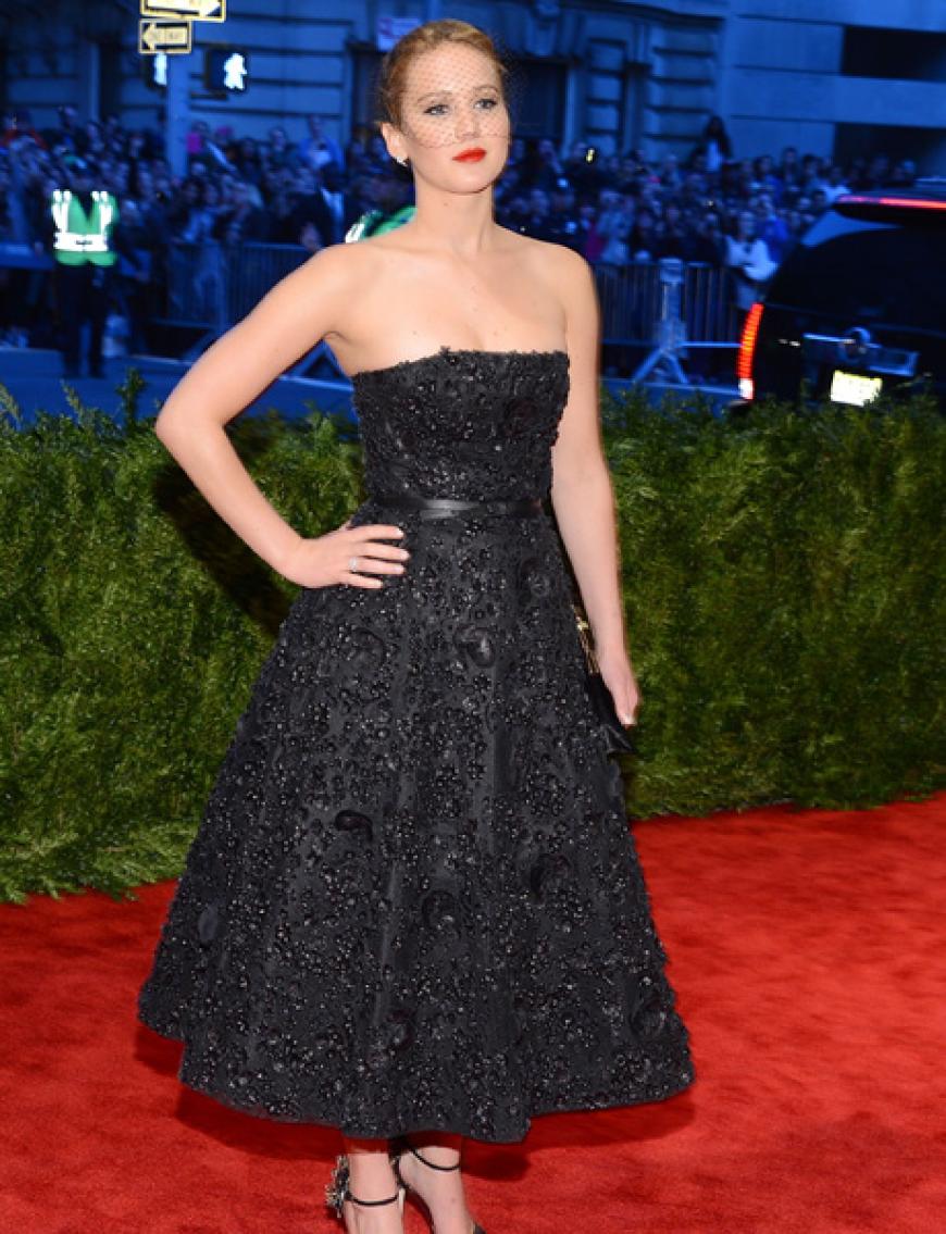 Die Fashion-Oscars wurden am Montagabend, 6. Mai 2013, in New York gefeiert. Dort gaben sich die Superstars in den schönsten Designer-Roben die Ehre. OK! zeigt die Tops und Flops der MET Gala 2013! Oscar-Preisträgerin Jennifer Lawrence setzte auf Schwarz mit Christian Dior