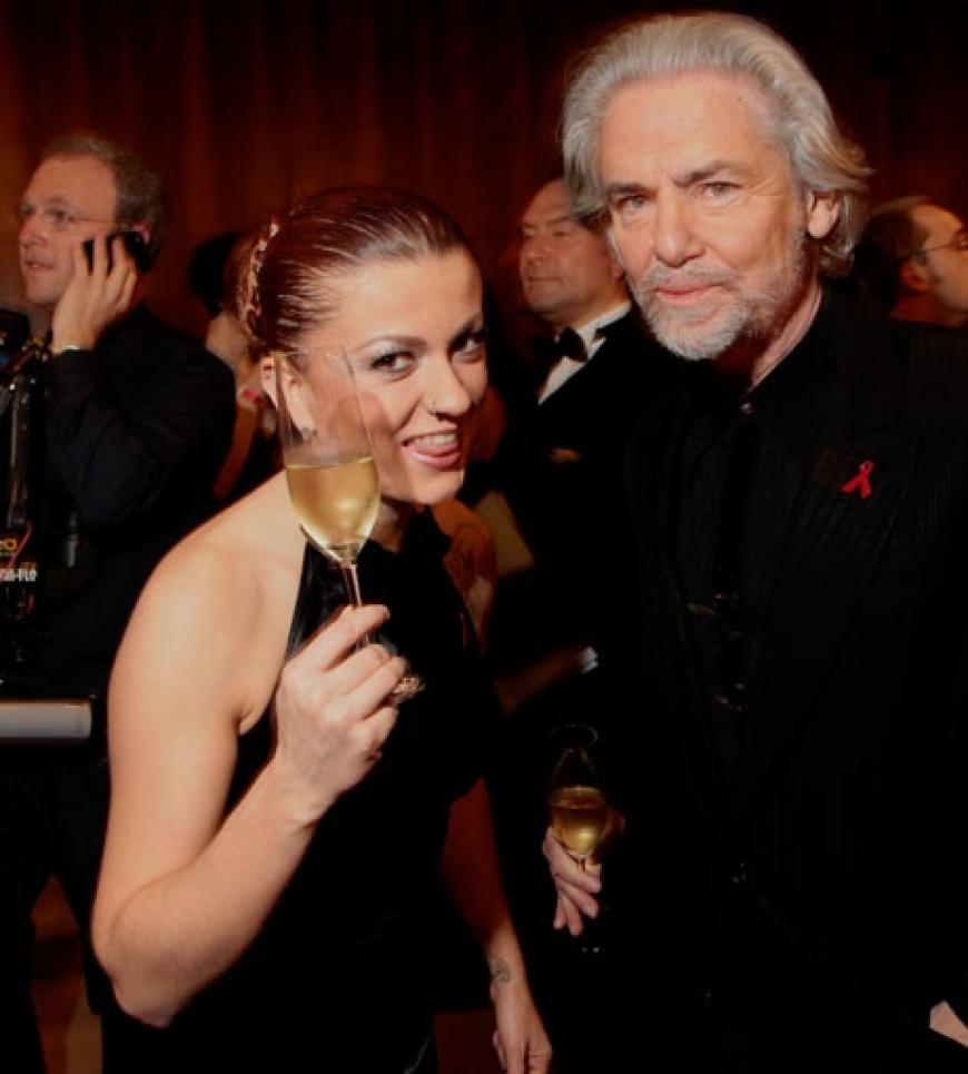 Lucy Diakovska und Hermann Bühlbecker stossen auf den Abend an. Alle Erlöse der Feier wurden an die Deutsche Aids Stiftung gespendet
