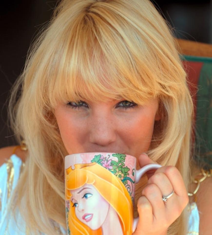 Jeden Samstag wird die hübsche Blondine mit Buhrufen aus dem Publikum empfangen