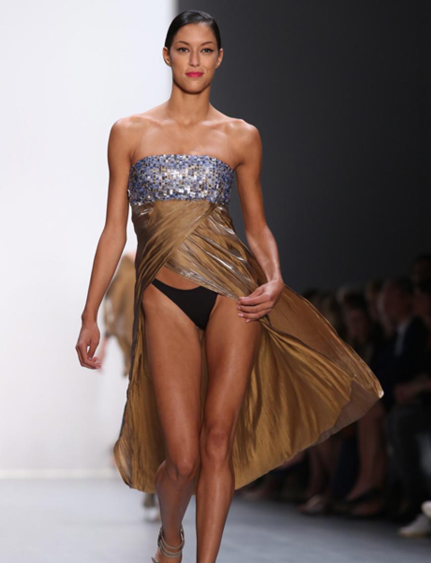 Gewollt oder nicht? Rebecca Mir gewährt bei der Berlin Fashion Week 2014 Einblicke auf ihr Höschen