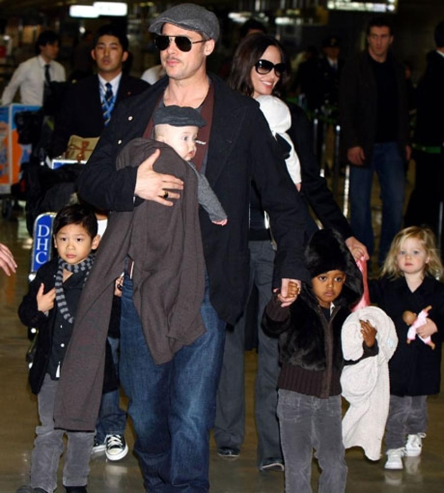 Die Kinder sind immer mit dabei: Wo immer sie auch sind, nehmen Brad und Angelina ihre Kinder mit. Sie wollen so gut es geht ein geregeltes Familienleben führen und fliegen dafür mit dem ganzen Clan um die Welt