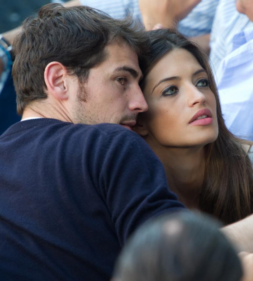 Ein Model und der Torhüter: Spanien Nummer 1 Iker Casillas ist mit TV-Moderatorin Sara Carbonero liiert