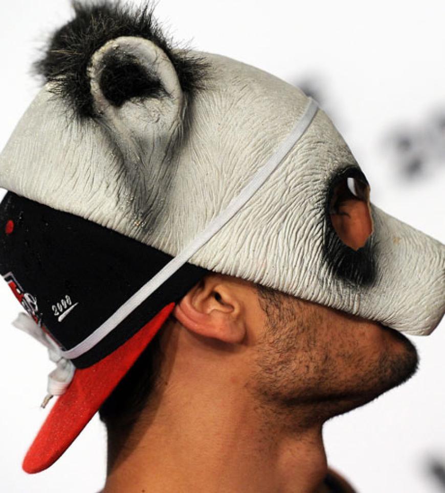 Cro kam natürlich mit seiner Panda-Maske. Am Ende der Show freut er sich über den Award in der Kategorie