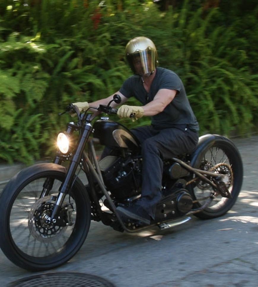 Motorrad-Fan Brad Pitt in Action