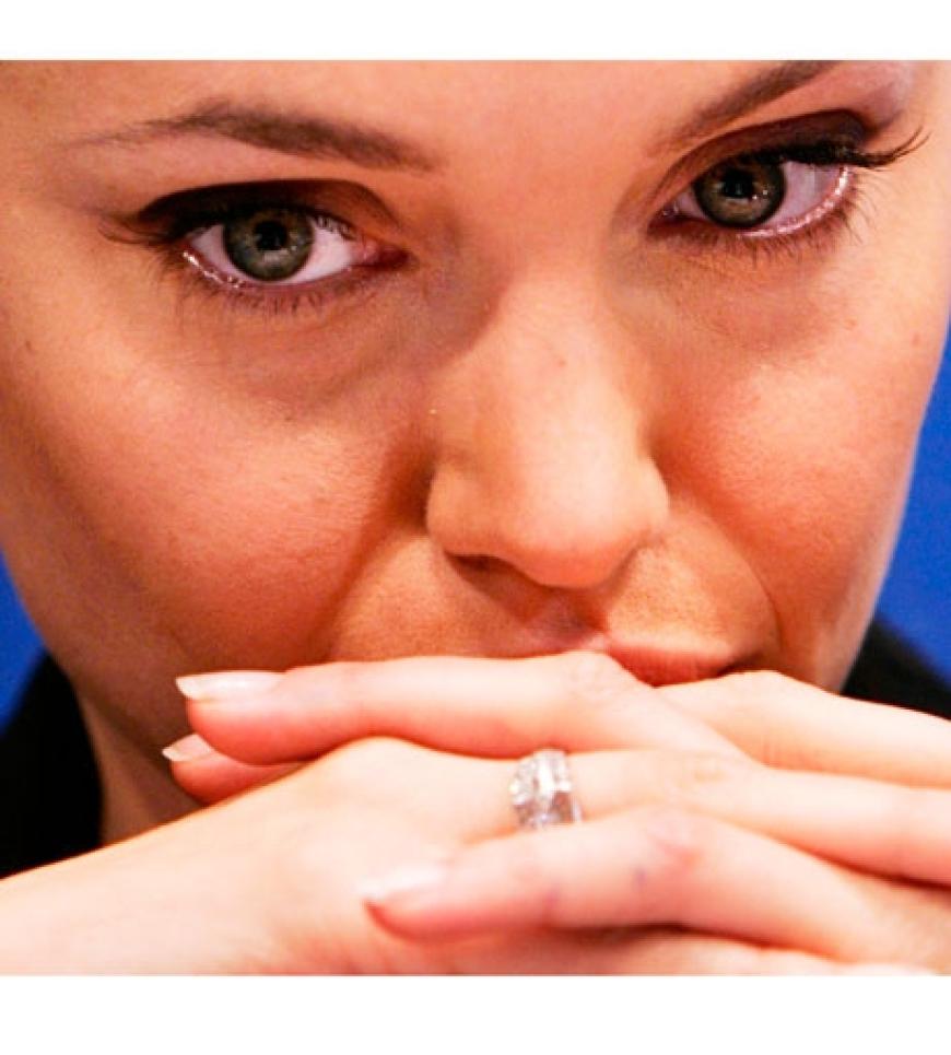 Am 27. August 2001 wurde Angelina Jolie schliesslich zur Sonderbotschafterin für UNHCR ernannt