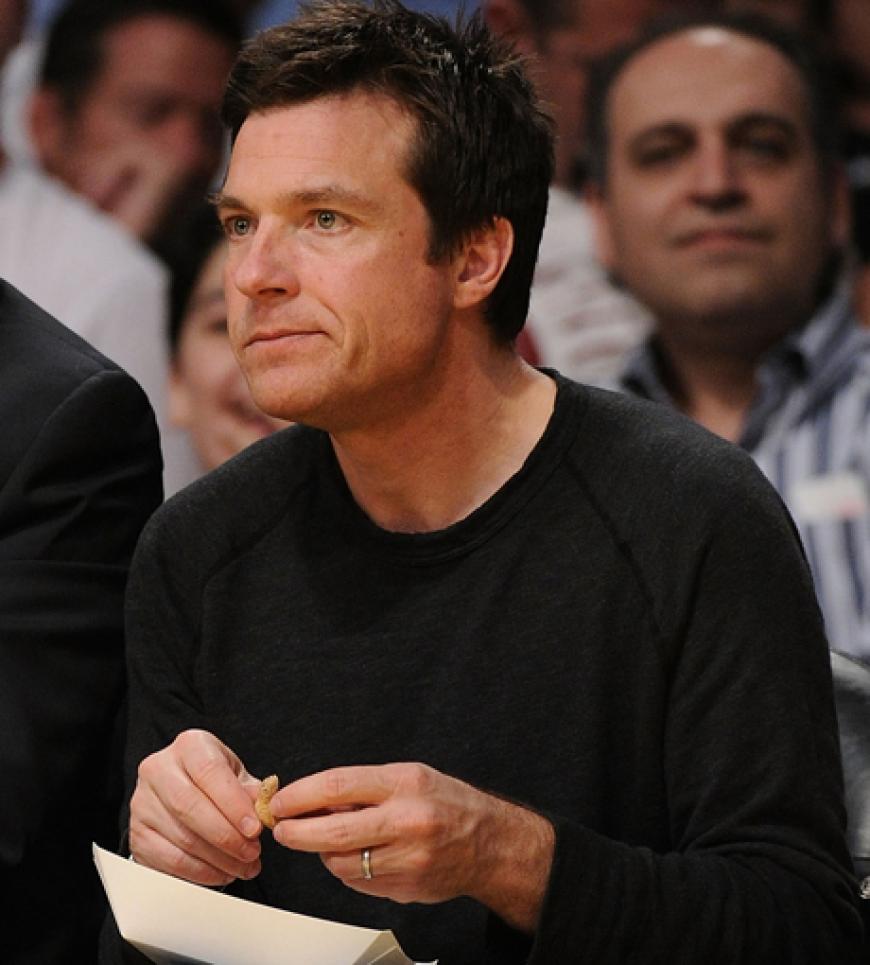 Schauspieler Jason Bateman schaut sich konzentriert die Partie an
