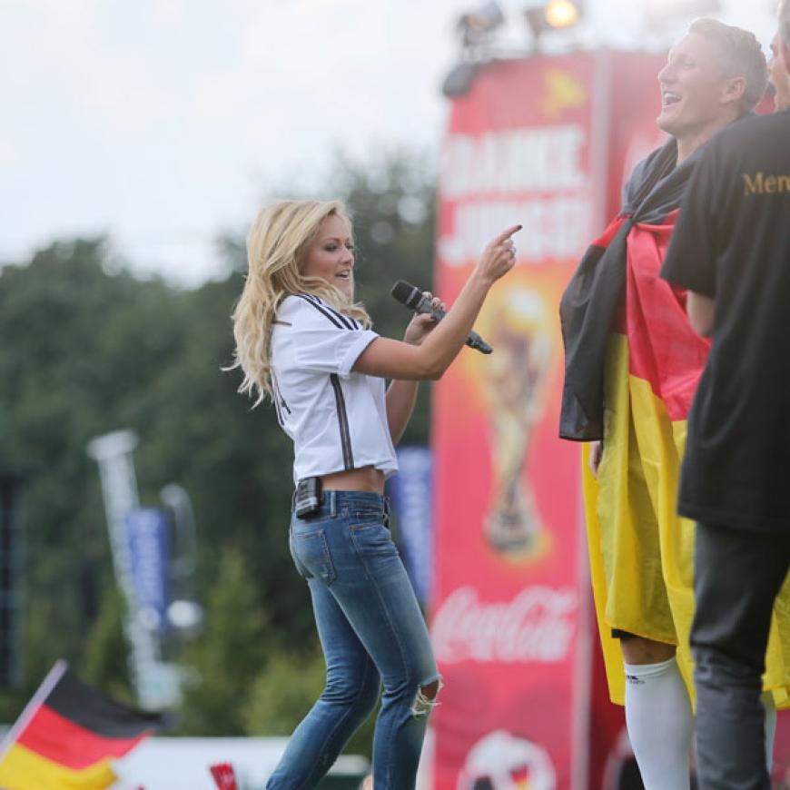 Fahnenjunge Schweini tanzte besonders begeistert mit