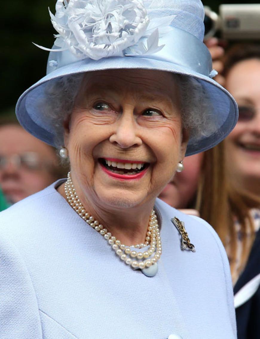Ob er sich das linke Händchen von seiner Oma, Queen Elizabeth II, abgeguckt hat? Die macht's nämlich auch mit links! Dass die Linkshändigkeit vererbt wird, ist allerdings nur ein Mythos