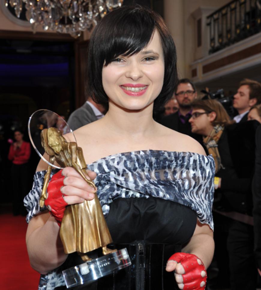 Schauspielerin des Jahres: Anna Fischer hält stolz ihren Diva-Award in die Kameras