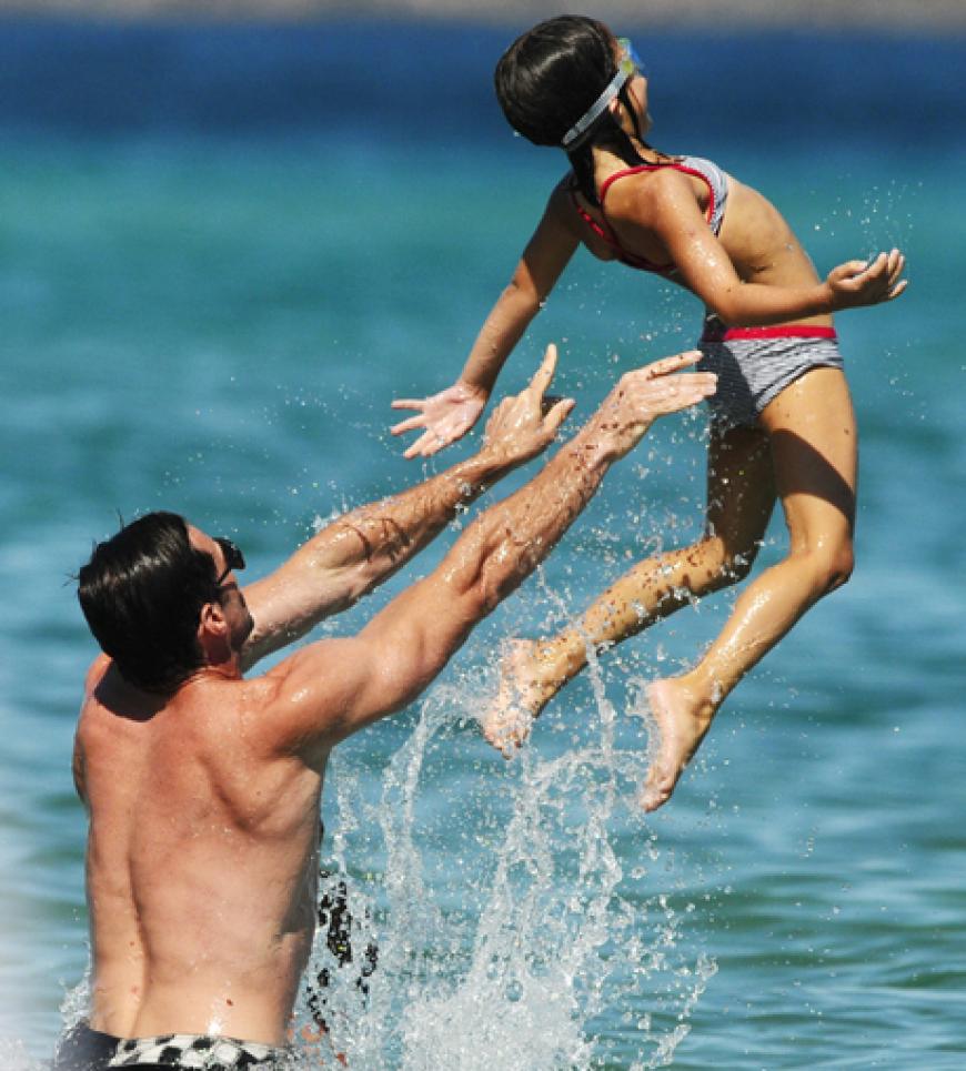 Was für ein Spaß! Schauspieler Hugh Jackman ist nach einem kurzen Ausflug nach Berlin wieder zurück in den Badeurlaub nach St. Tropez geflogen