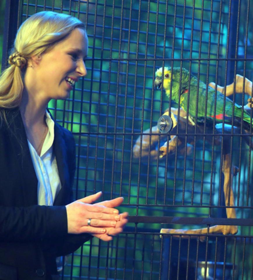 Papagei Jacko mit Janina Skurt sorgte wieder bei der Jury für Lacher