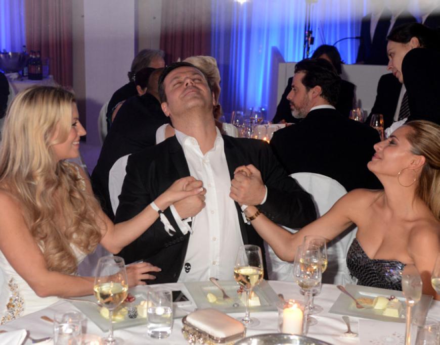 Am Tisch war die Laune blendend:´ Unternehmerin Eva Maria Ringer (l.), der ehemalige Manager von Verona Pooth, Alain Midzic, und Sophia Thomalla haben mächtig Spaß zusammen