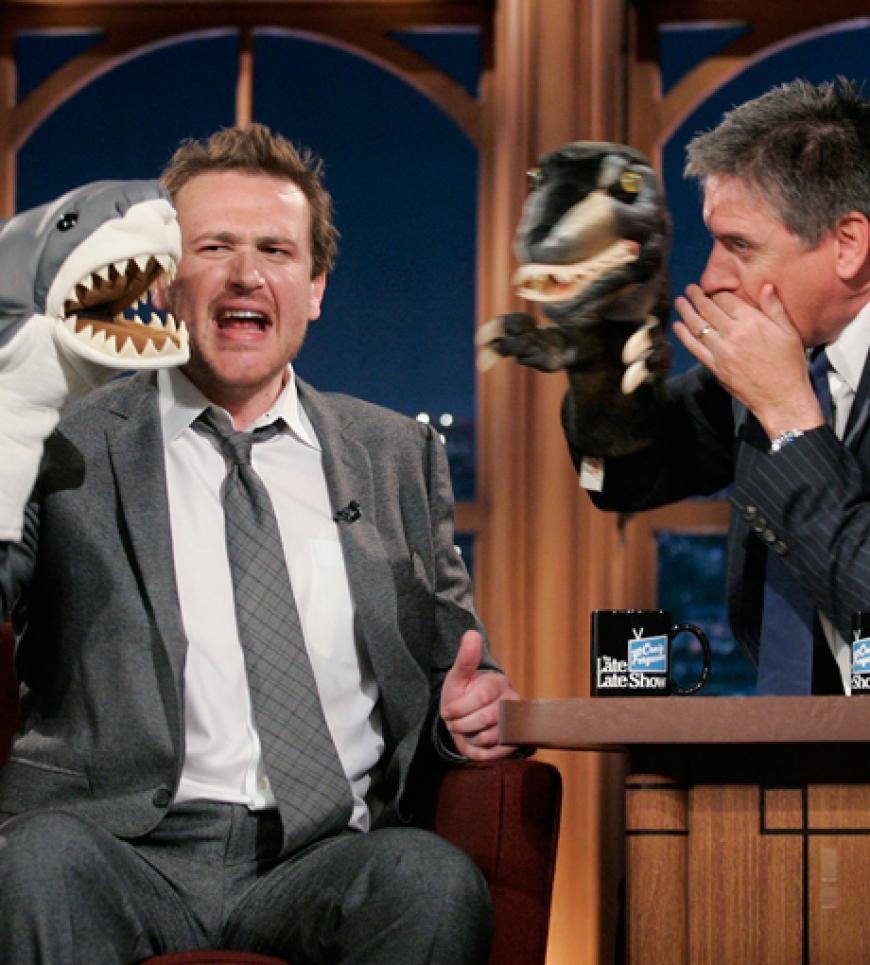 Die Puppen haben's ihm angetan: Segel albert mit Talkshow-Moderator Craig Ferguson herum