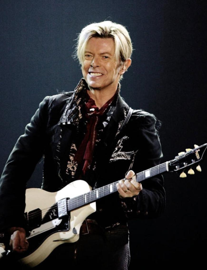 Linkshänder haben es nicht einfach. So werden Gitarren meist nur für Rechtshänder gemacht. David Bowie verhilft sich da ganz leicht und spielt seine Gitarre, obwohl er Linkshänder ist, mit rechts