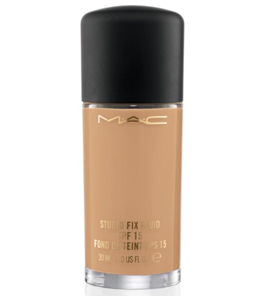 Als Basis für diesen Look verwendet die 31-Jährige eine gute Foundation.