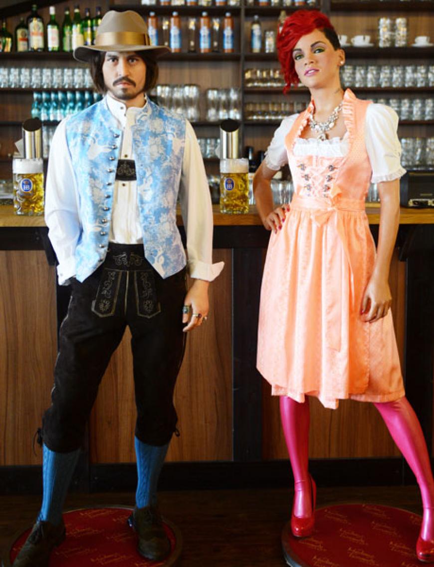 An Rihannas Seite zeigt sich Hollywood-Star Johnny Depp. Wir finden: Der Piraten-Look aus