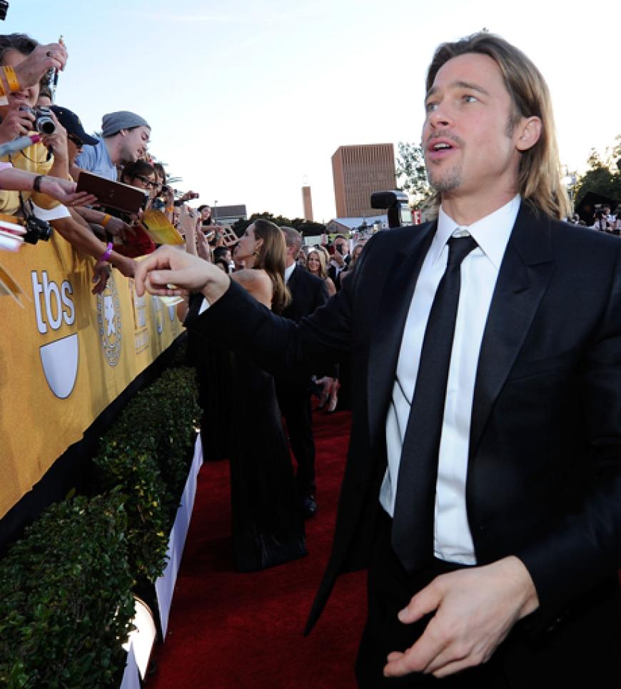 Brad Pitt schreibt fleißig Autogramme für die wartenden Fans