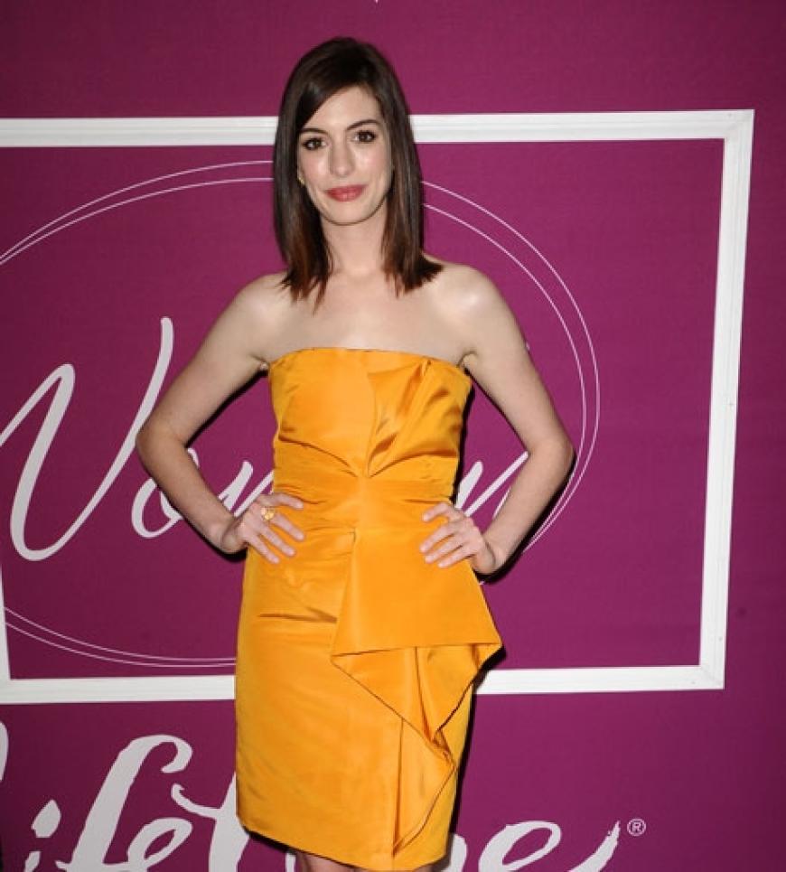 Anne Hathaway posiert für die anwesenden Fotografen. Die Preisträgerin des