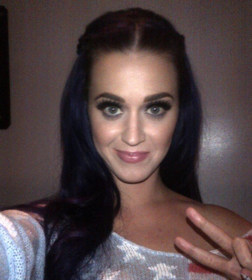 Katy Perry mit einer Friedensbotschaft: dem 'Peace-Zeichen'