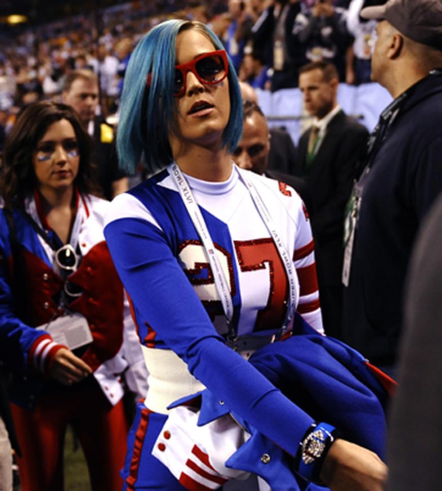 Der Super Bowl ist auch für Promis ein echtes Vergnügen. Katy Perry kam gleich im Sport-Outfit