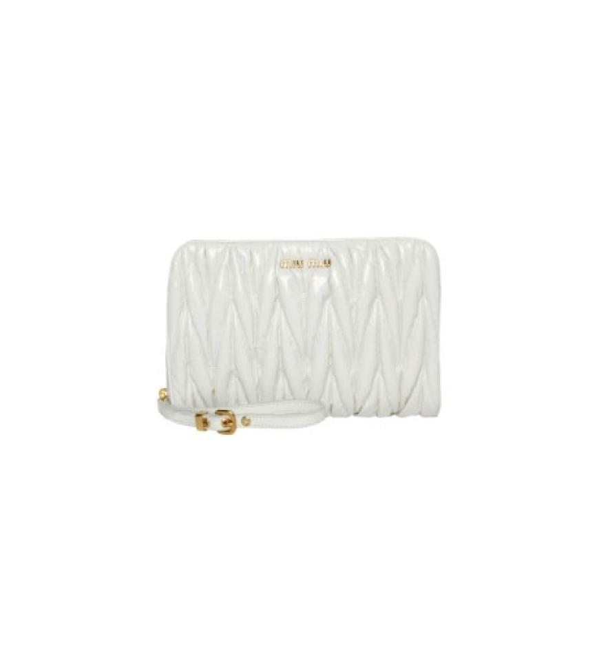 Die Romantik-Hochzeit: Tasche von Miu Miu über mytheresa.com, ca. 320 Euro