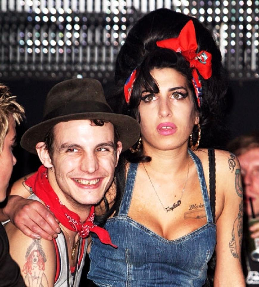 Chaotische Liebe: Amy Winehouse und Noch-Ehemann Blake Fielder-Civil. Er saß ständig im Knast und sie trug seinen Namen als Tattoo und um den Hals als Kette. Amy war völlig besessen von Blake