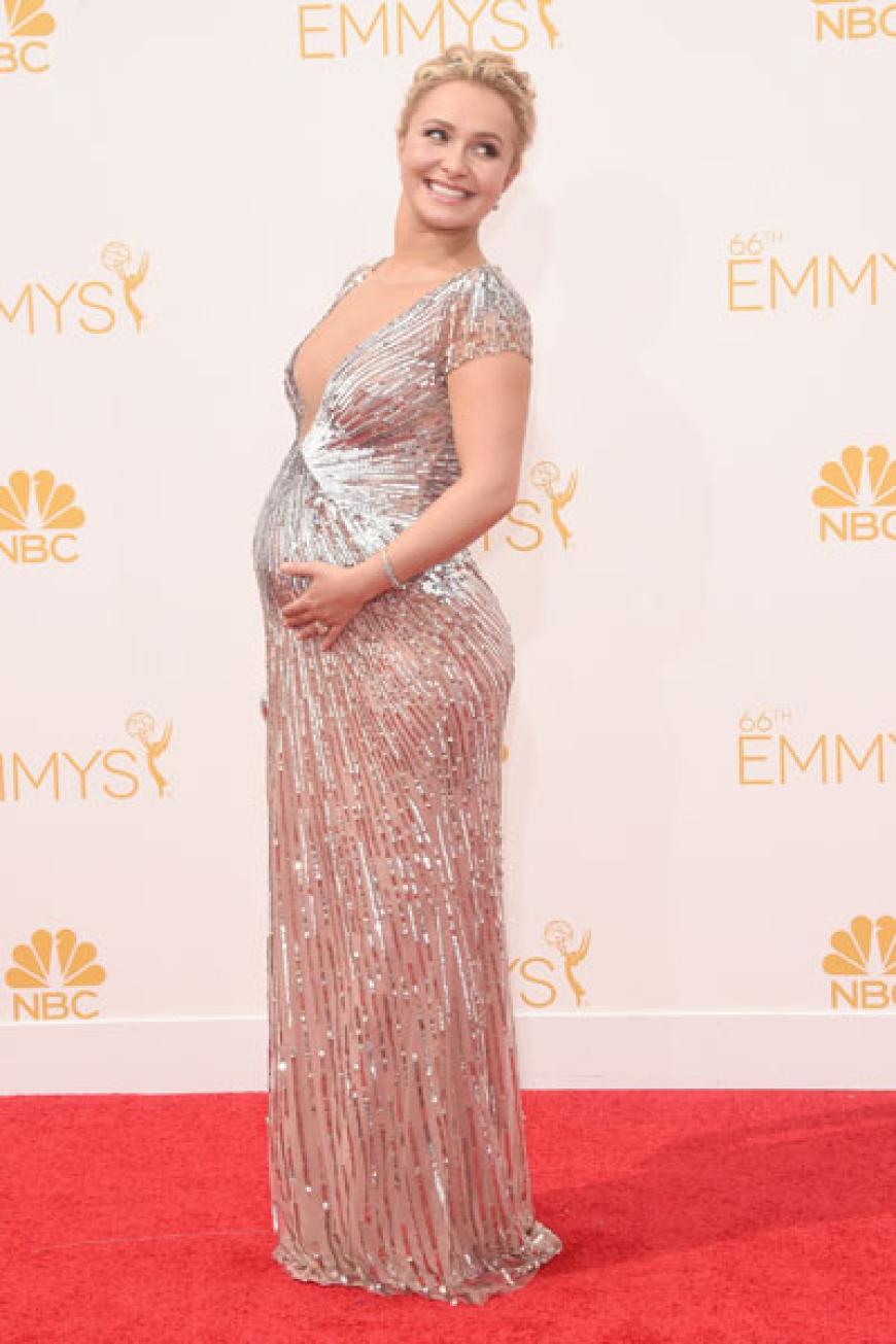 Funkelnd und strahlend schwanger hingegen Hayden Panettiere. Ist es der Baby-Glow? Nicht nur! Das Kleid von Lorena Sarbu sitzt 1A