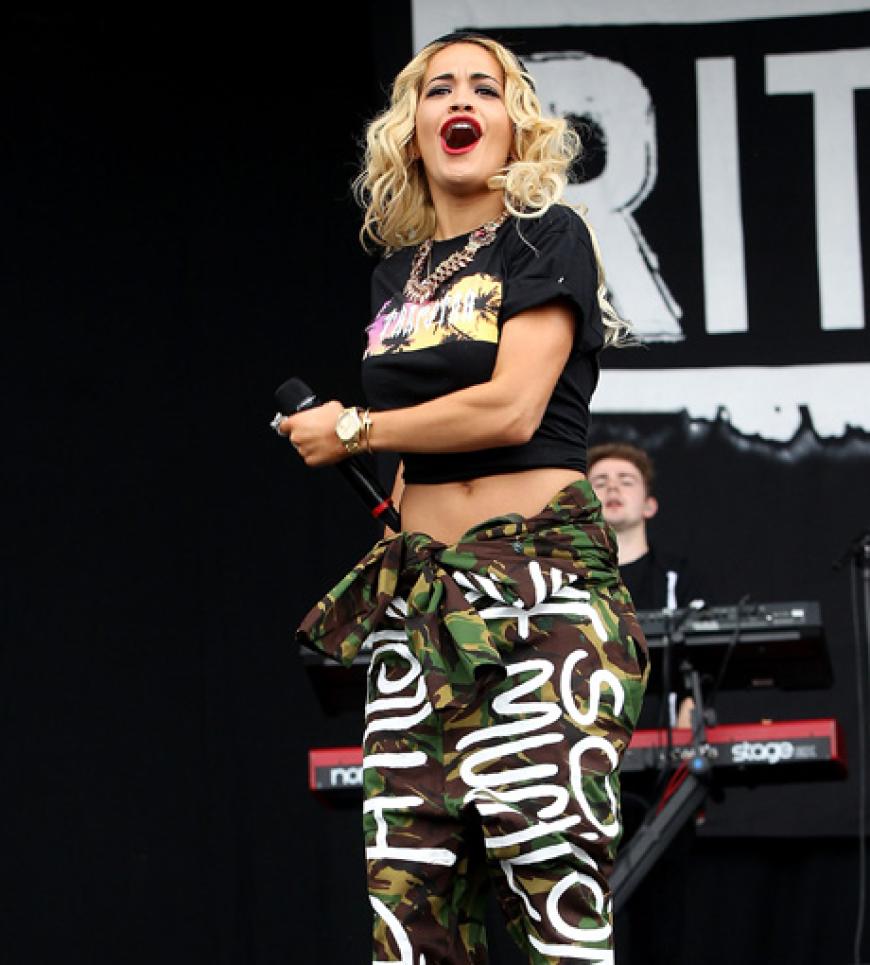 Still gestanden! Sängerin Rita Ora macht ihrem Outfit nach zu urteilen einen auf