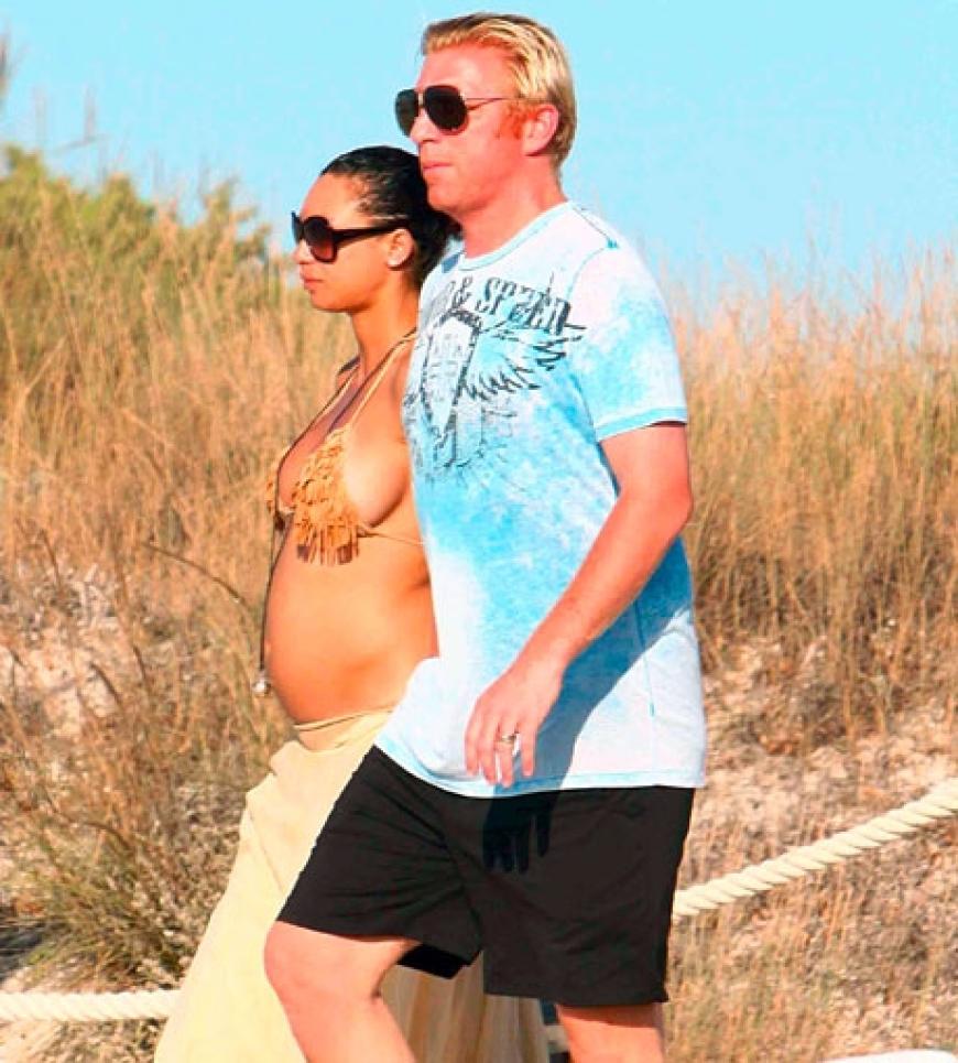 Boris und seine schwangere Lilly laufen am Strand von Formentera entlang