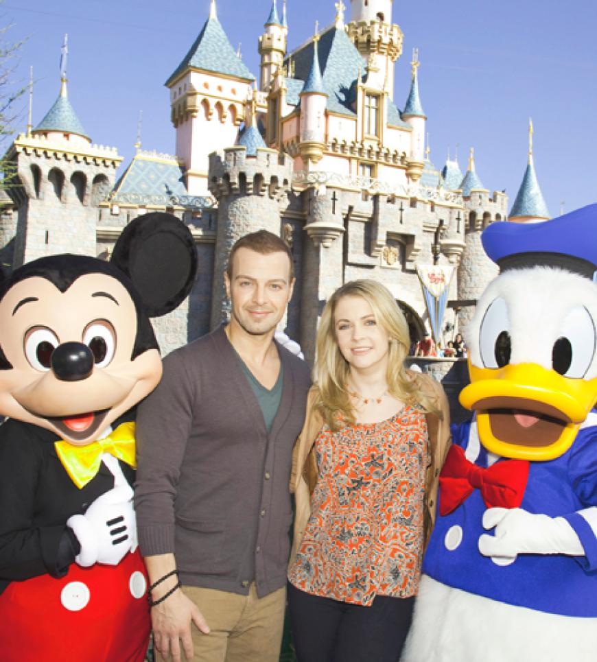 Bitte lächeln! Melissa Joan Hart und Joey Lawrence posieren vor dem großen Disney-Schloss mit Mickey Mouse und Donald Duck