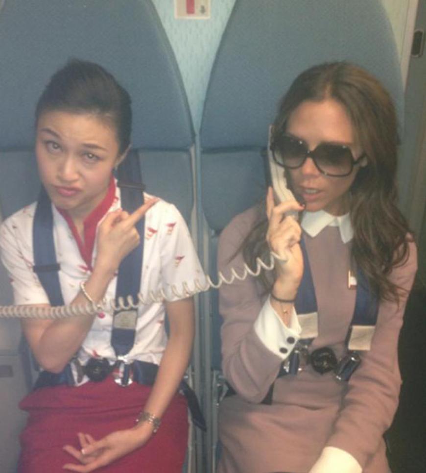 Ganz schöner Scherzkeks, diese Vic! Die hagere Designerin Victoria Beckham twitterte ein Bild, auf dem sie eine Stewardess imitiert