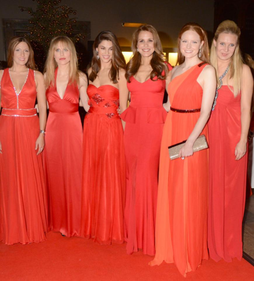 Die Weihnachtsengel: Simone Ballack, Noemi Matsutani, Viola Mazza, Karen Webb, Barbara Meier und Magdalena Brzeska strahlen in roten Roben, genau passend zur Weihnachtszeit