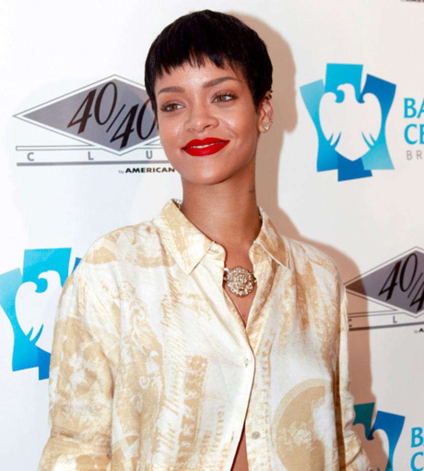 Rihanna überraschte nun mit einem Pixie-Haarschnitt. Mit diesem Look wirkt die Sängerin viel reifer.