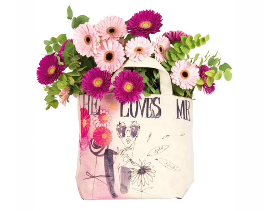 Sags durch die Blume:Gut verpackt in der schicken Canvas-Bag von Schumacher, ca. 90 Euro