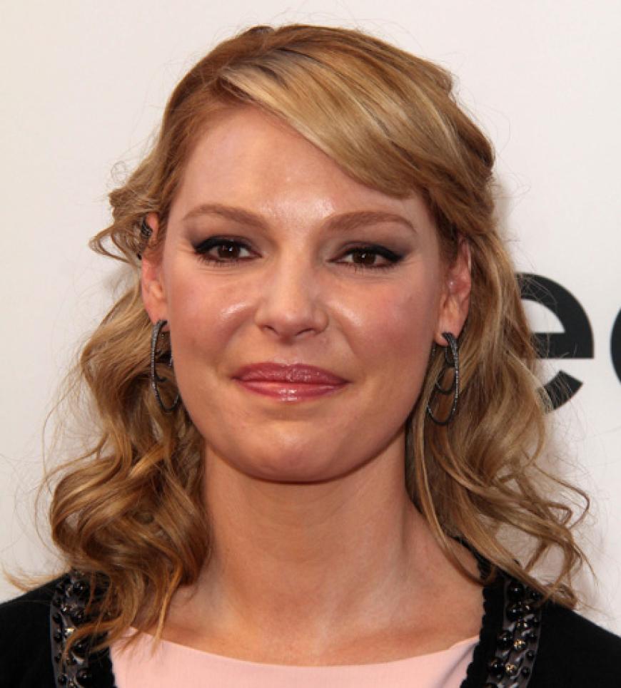 Katherine Heigls Wangen wirken aufgeplustert - ihre Stirn ist glattgezogen
