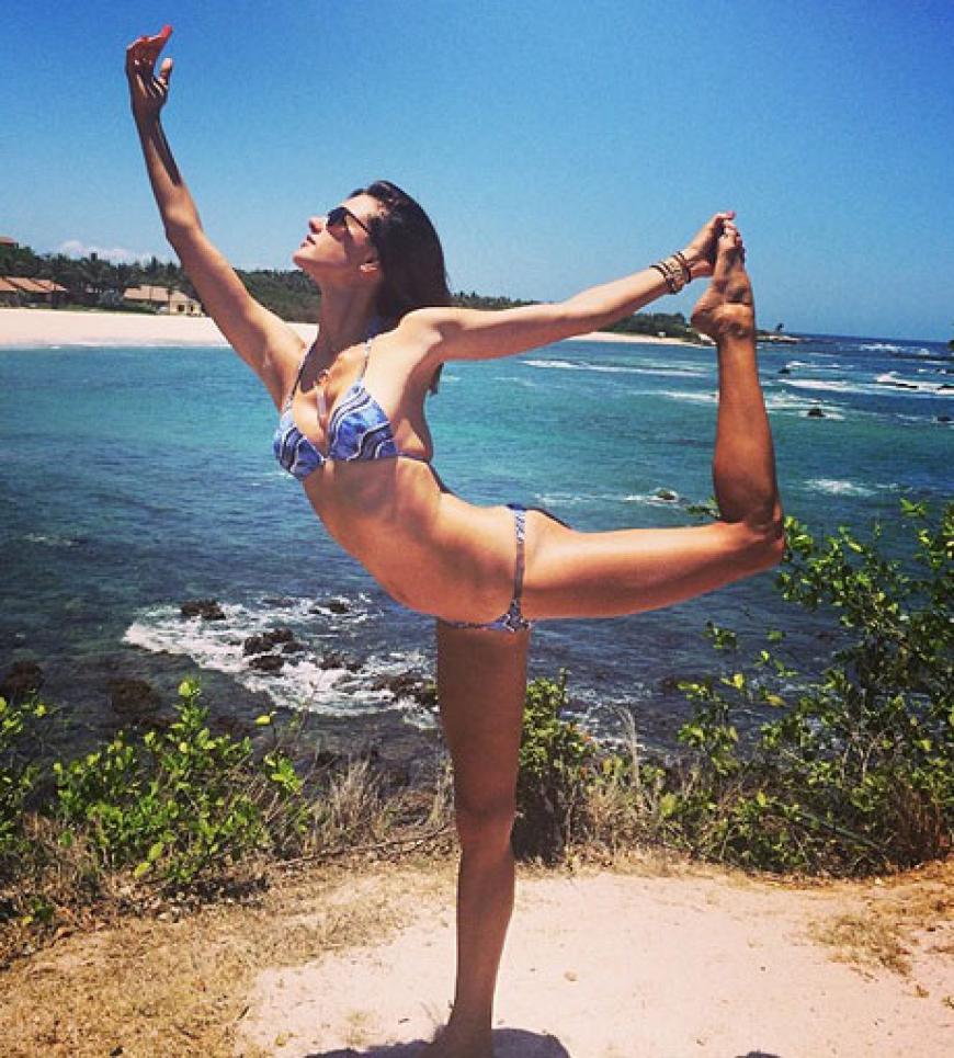 Alessandra Ambrosio macht im Bikini Yoga. Hot!