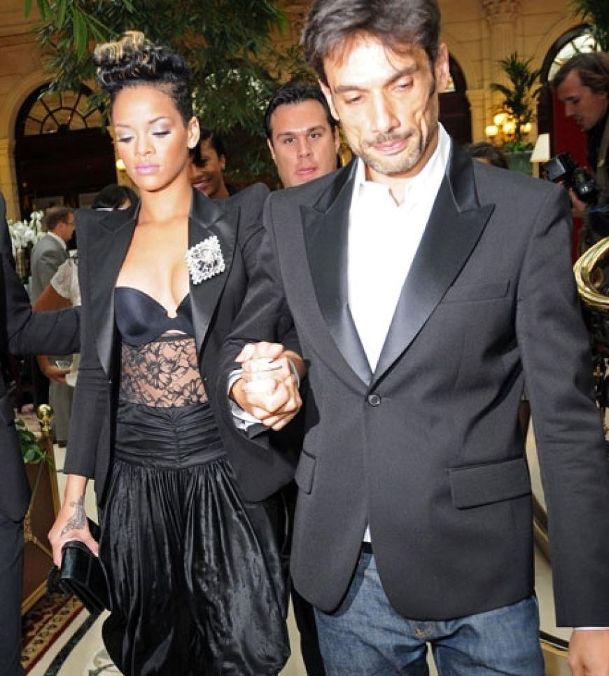 Rihanna wird an der Hand einer ihrer Bodyguards geführt. Momentan wird gemunkelt, dass der