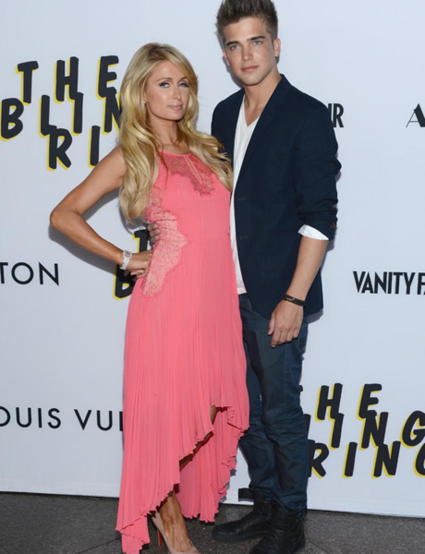 Eine von diesen Promis war Socialite Paris Hilton, die für den Film sogar ihren echten Kleiderschrank zur Verfügung stellte. Zur Premiere in Los Angeles kam die Blondine mit ihrem Lover River Viiperi
