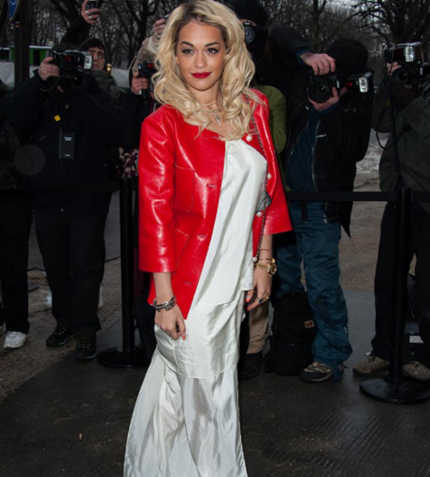 Chartsstürmerin Rita Ora auf der Fashion Week. Hier ist sie auf dem Weg zu Chanel