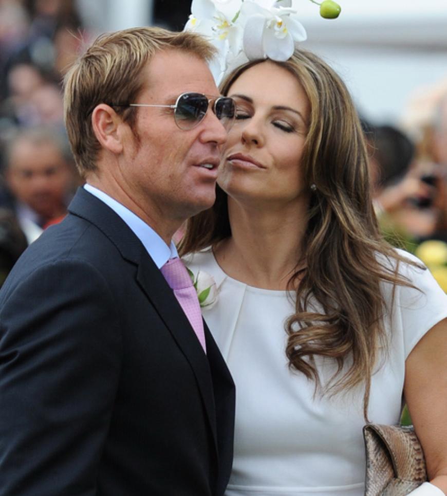 Nach gescheiterter Ehe mit dem indisch-deutschen Textilerben Arun Nayar, versucht Liz Hurley nun ihr Glück mit dem australischen Cricketspieler Shane Warne. Am 30.09.2011 verlobte sich das Paar im schottischen St. Andrews