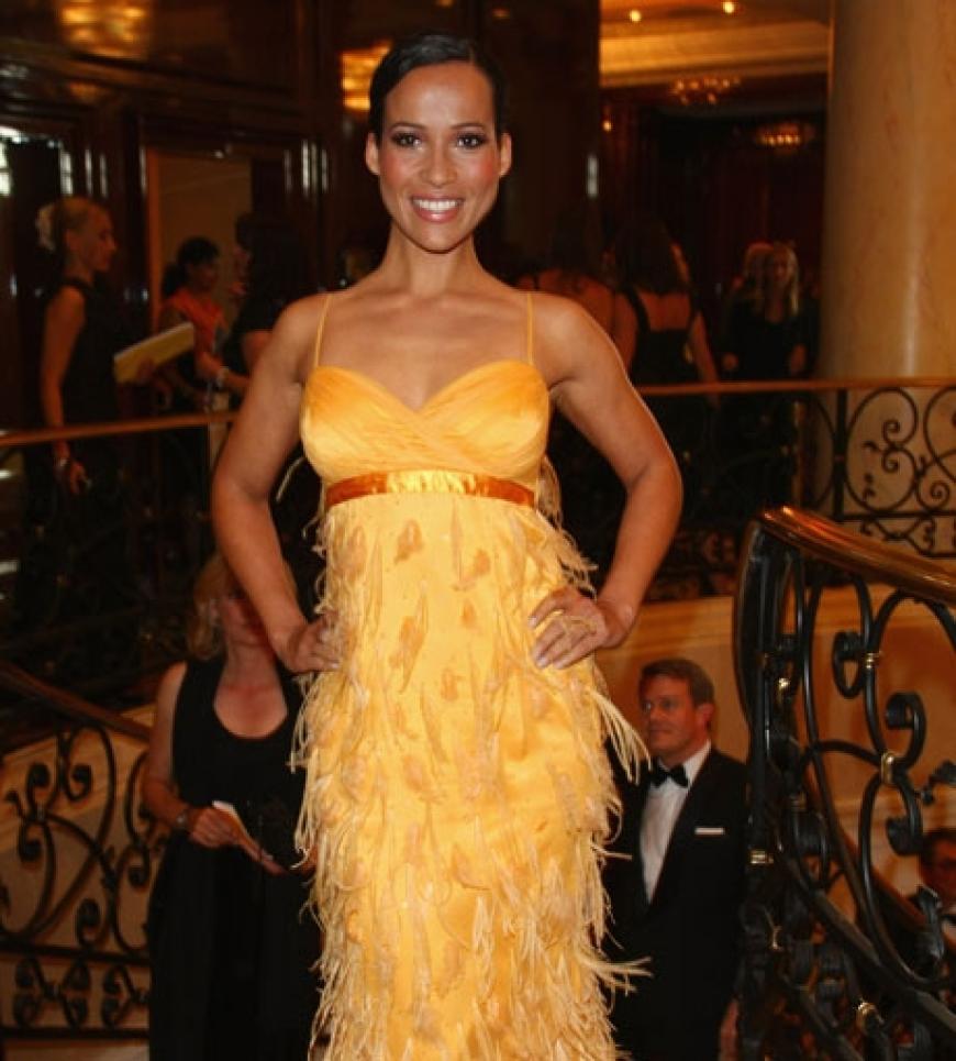 Nandini Mitra bezauberte in ihrem sonnengelben Federkleid