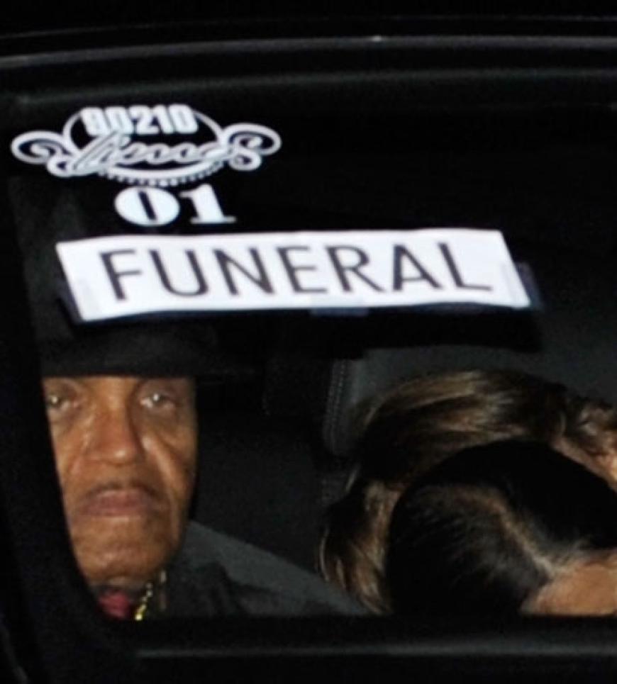 Vater Joe Jackson sitzt in der ersten Trauer-Limousine