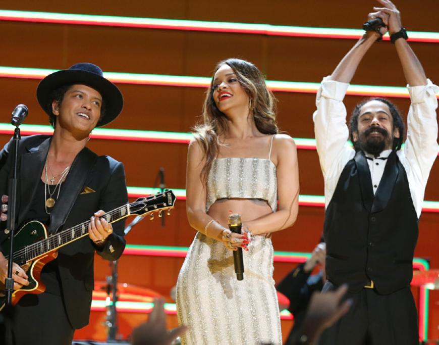Cooler Auftritt: Bruno Mars mit Rihanna und Ziggy Marley