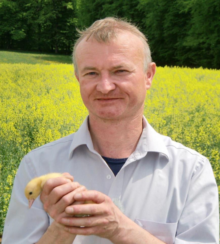Jürgen der heitere Hühnerwirt
Alter: 42
Im beschaulichen Oberfranken lebt der heitere Hühnerwirt Jürgen. Der fleißige Franke geht voll und ganz in seiner Arbeit auf, aber eine Partnerin, mit der er sein Leben teilen kann, hat er noch nicht gefunden. verzaubert: âSie sollte das gewisse Etwas haben.